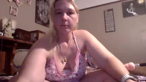 Snapshot of thickblonde_92 chatting on 10-05-25, 12:20 thickblonde_92 online show from 10-05-25, 12:20