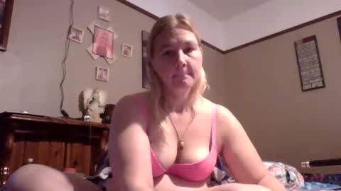 Snapshot of thickblonde_92 chatting on 10-08-25, 12:47 thickblonde_92 online show from 10-08-25, 12:47