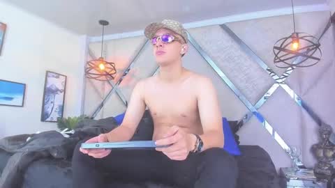 Snapshot of thomas_may4rs chatting on 02-25-25, 04:24 ---Thomas--- online show from 02-25-25, 04:24