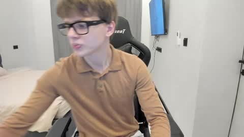 Snapshot of thomas_shelbivip chatting on 04-25-26, 04:15 Tomas online show from 04-25-26, 04:15