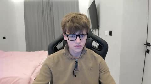 Snapshot of thomas_shelbivip chatting on 05-10-26, 01:44 Tomas online show from 05-10-26, 01:44