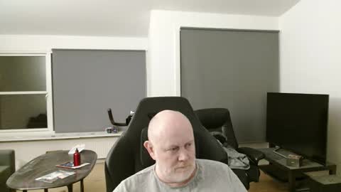 thomash32 online show from 10-20-25, 09:48