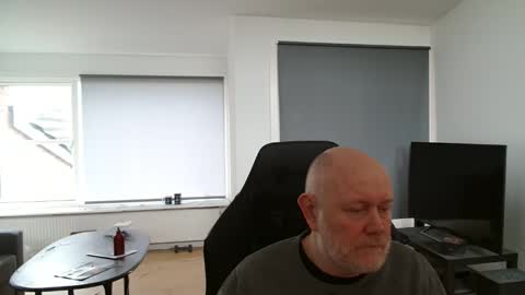 Snapshot of thomash32 chatting on 10-25-25, 09:28 thomash32 online show from 10-25-25, 09:28