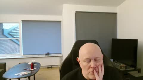 thomash32 online show from 10-29-25, 03:25