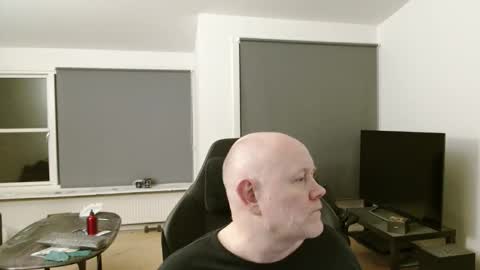 thomash32 online show from 11-03-25, 10:21