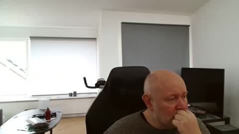 Snapshot of thomash32 chatting on 11-10-25, 10:14 thomash32 online show from 11-10-25, 10:14