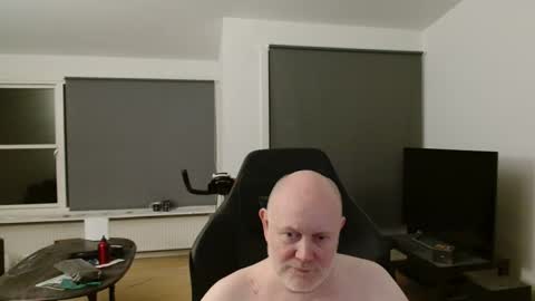 Snapshot of thomash32 chatting on 11-11-25, 01:05 thomash32 online show from 11-11-25, 01:05