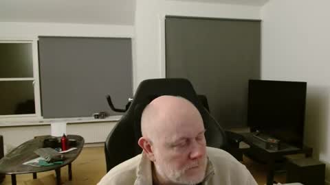 Snapshot of thomash32 chatting on 11-14-25, 10:18 thomash32 online show from 11-14-25, 10:18