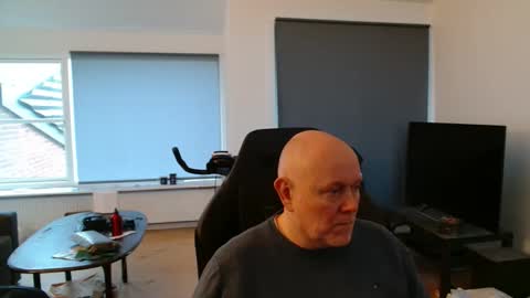 Snapshot of thomash32 chatting on 11-19-25, 01:55 thomash32 online show from 11-19-25, 01:55