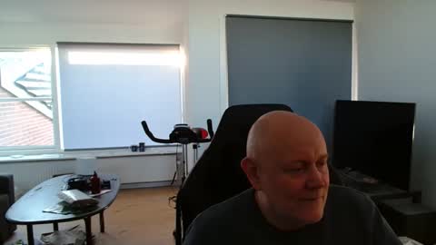 Snapshot of thomash32 chatting on 11-21-25, 01:10 thomash32 online show from 11-21-25, 01:10