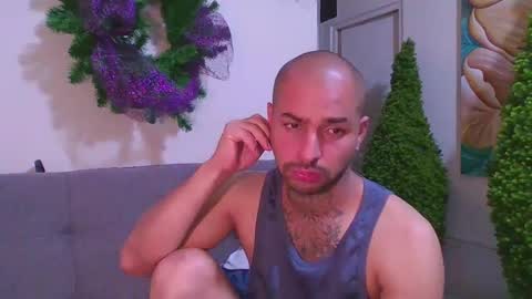 Snapshot of thomassmith2023 chatting on 02-20-25, 10:48 thomas smith online show from 02-20-25, 10:48