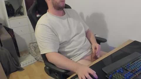 Snapshot of thommy2008 chatting on 10-31-25, 02:40 thommy2008 online show from 10-31-25, 02:40