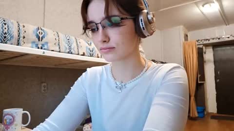 Snapshot of thorashortle chatting on 10-15-25, 01:00 Grace online show from 10-15-25, 01:00