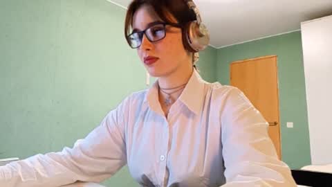 Snapshot of thorashortle chatting on 10-19-25, 12:39 Grace online show from 10-19-25, 12:39