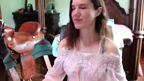 Snapshot of thornbury_rose chatting on 04-26-26, 03:53 ThornburyRose online show from 04-26-26, 03:53