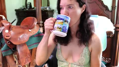 Snapshot of thornbury_rose chatting on 05-01-26, 04:33 ThornburyRose online show from 05-01-26, 04:33