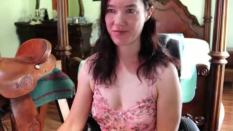 Snapshot of thornbury_rose chatting on 05-13-26, 04:37 ThornburyRose online show from 05-13-26, 04:37