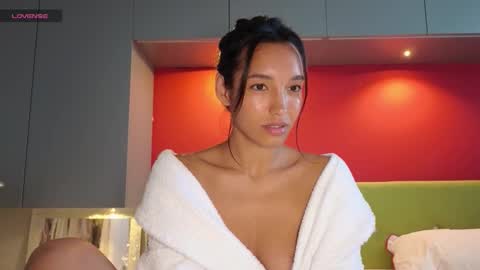 tia_j online show from 09-18-25, 05:53