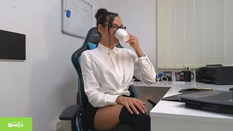 tia_j online show from 10-06-25, 05:43