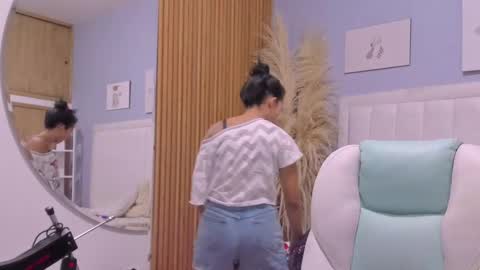 Snapshot of tiana_glowxxx chatting on 09-29-25, 12:10 Tiana online show from 09-29-25, 12:10