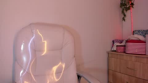 Snapshot of tiarha_ chatting on 12-16-24, 10:40 Tiarha online show from 12-16-24, 10:40