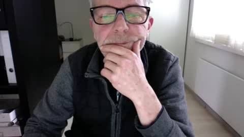 Snapshot of tiburzio chatting on 02-11-25, 12:16 tiburzio online show from 02-11-25, 12:16