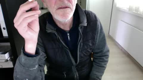 Snapshot of tiburzio chatting on 02-12-25, 11:51 tiburzio online show from 02-12-25, 11:51