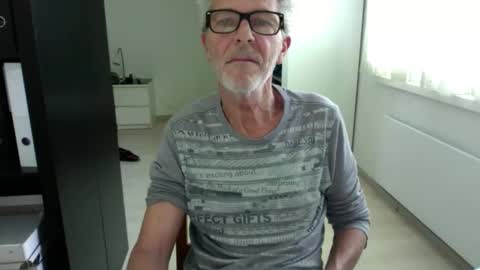 Snapshot of tiburzio chatting on 09-10-25, 12:16 tiburzio online show from 09-10-25, 12:16