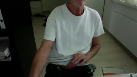 Snapshot of tiburzio chatting on 09-13-25, 12:27 tiburzio online show from 09-13-25, 12:27