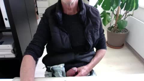 Snapshot of tiburzio chatting on 10-13-25, 12:16 tiburzio online show from 10-13-25, 12:16