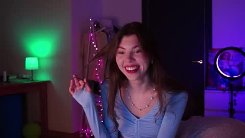 Snapshot of tiffantasy chatting on 12-19-25, 01:56 Im here on Fridays Saturdays Sundays online show from 12-19-25, 01:56