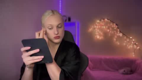 Snapshot of tiffany2005 chatting on 10-28-25, 10:08 Amira online show from 10-28-25, 10:08