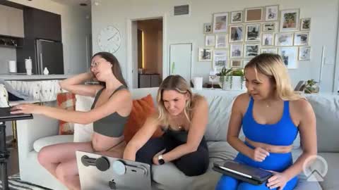 Snapshot of tiffstreatsxoxo chatting on 10-23-25, 07:12 Tiffstreatsxoxo online show from 10-23-25, 07:12