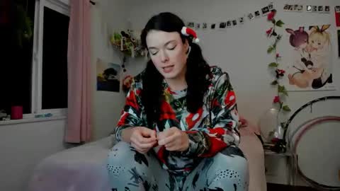 Snapshot of tiggerrosey chatting on 12-25-24, 05:48 All my Links online show from 12-25-24, 05:48