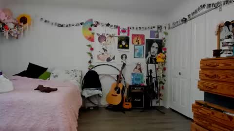 Snapshot of tiggerrosey chatting on 09-15-25, 07:36 All my Links online show from 09-15-25, 07:36