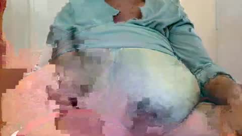 Snapshot of tinagiant chatting on 01-29-25, 12:35 tinagiant online show from 01-29-25, 12:35