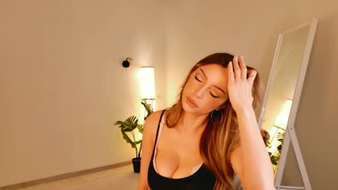 Snapshot of tinapie chatting on 05-09-26, 01:38 Tina online show from 05-09-26, 01:38