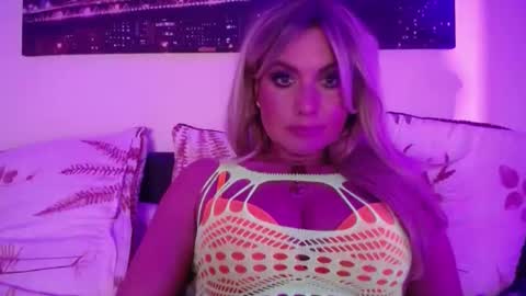 Snapshot of tinkerbell822 chatting on 02-06-25, 04:14 tinkerbell822 online show from 02-06-25, 04:14