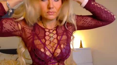 Snapshot of tinkerbell822 chatting on 10-21-25, 08:04 tinkerbell822 online show from 10-21-25, 08:04