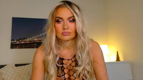 Snapshot of tinkerbell822 chatting on 10-27-25, 08:29 tinkerbell822 online show from 10-27-25, 08:29