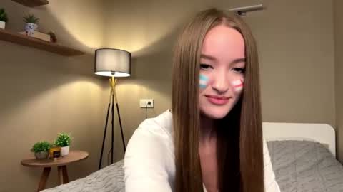 Snapshot of tinkibinky chatting on 07-15-26, 04:56 Leila online show from 07-15-26, 04:56