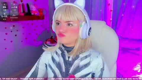 Snapshot of tiny__emmy chatting on 02-17-25, 10:25 Emmy blue berry1 online show from 02-17-25, 10:25