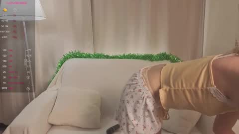 Snapshot of tiny_lilyy chatting on 01-08-26, 05:04 Lily online show from 01-08-26, 05:04