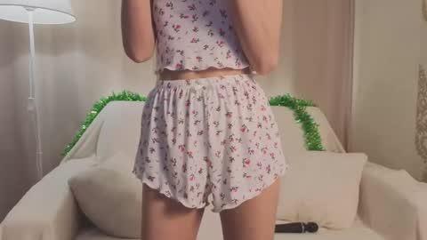 Snapshot of tiny_lilyy chatting on 01-12-26, 06:02 Lily online show from 01-12-26, 06:02