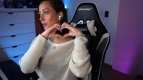 Snapshot of tiny_panther chatting on 01-09-25, 09:58 Ana Molly online show from 01-09-25, 09:58