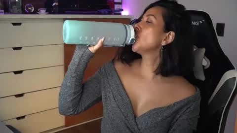 Snapshot of tiny_panther chatting on 01-21-25, 01:18 Ana Molly online show from 01-21-25, 01:18