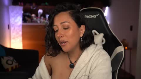 Snapshot of tiny_panther chatting on 03-06-25, 10:04 Ana Molly online show from 03-06-25, 10:04