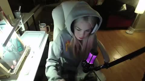 stage Kylie Sinner  brand CLITBAIT online show from 01-29-25, 11:25