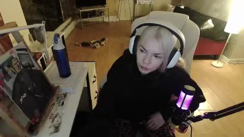 stage Kylie Sinner  brand CLITBAIT online show from 01-31-25, 10:21