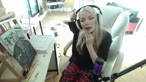 stage Kylie Sinner  brand CLITBAIT online show from 02-02-25, 07:46